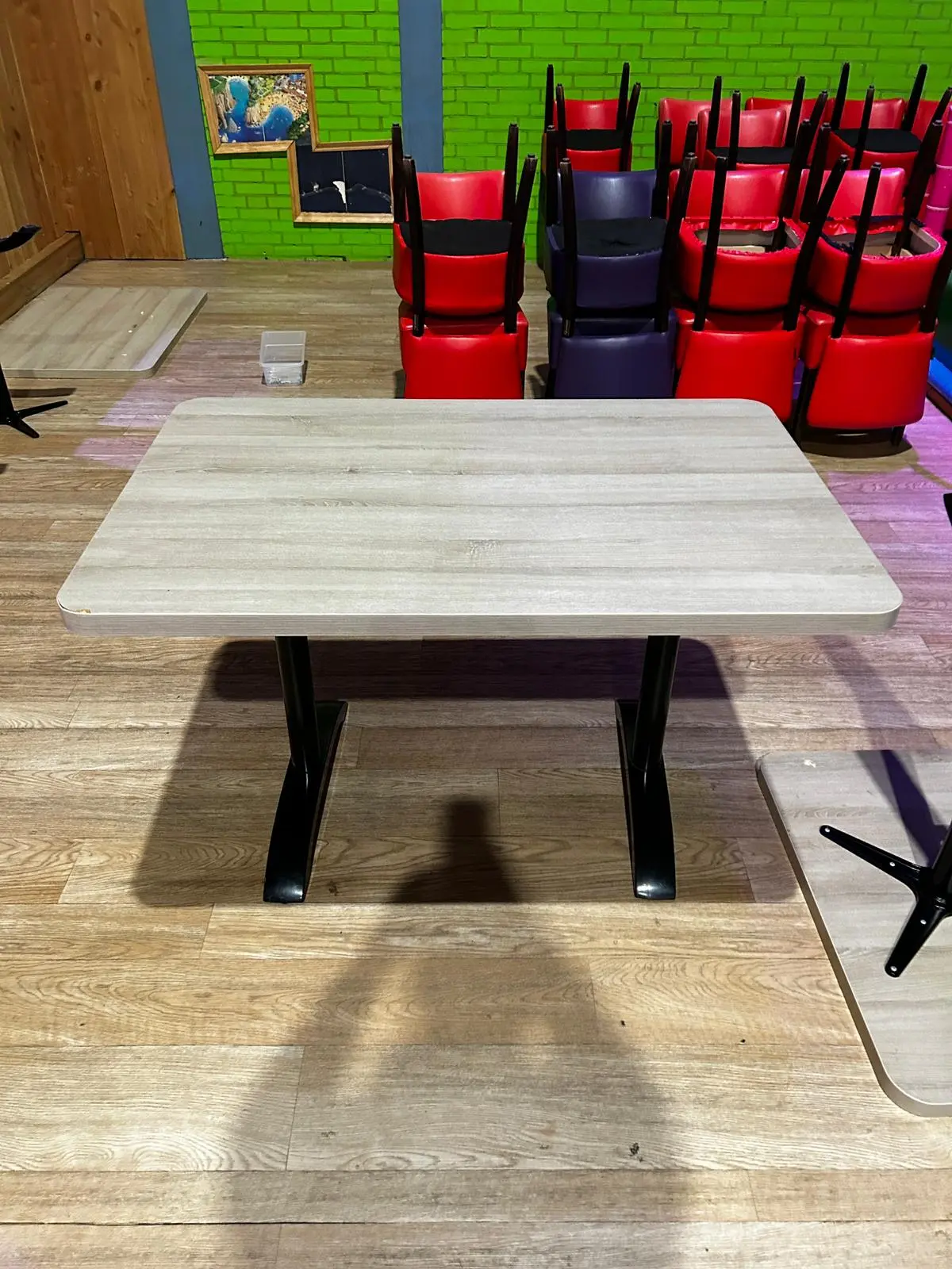 tafel-1-1.jpg tafel rechthoek met zwart onderstel 120cm x 70cm twedehands - afbeelding 1
