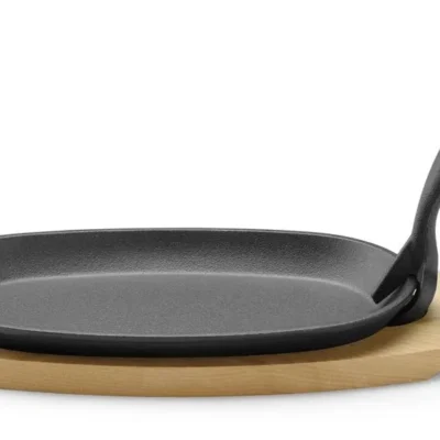 Gietijzeren schaal met houten onderlegger en greep - Main Image